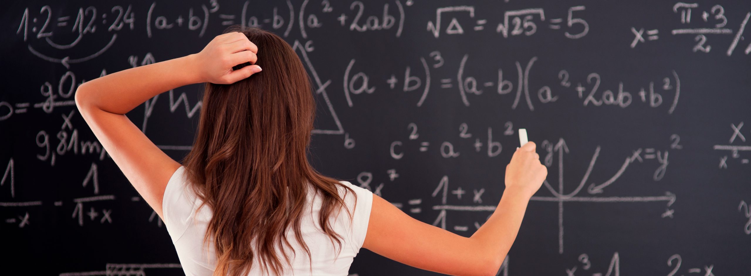 studentka przy tablicy